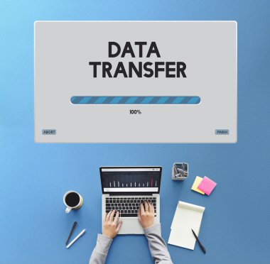 laptop ile çalışan kişi 