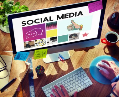 Bilgisayar kullanan adam 