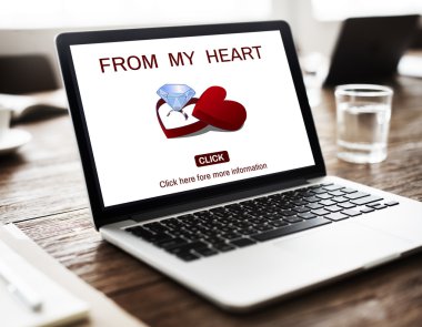 çalışma alanı tablo üstünde laptop  