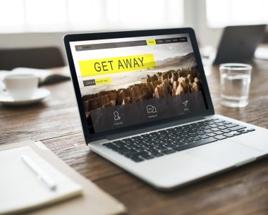 ahşap masa üstünde açılan laptop