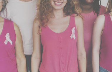 çeşitlilik kadınların pembe kurdeleler ile