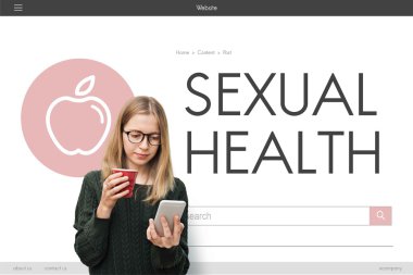 smartphone ve kırmızı Kupası kızla