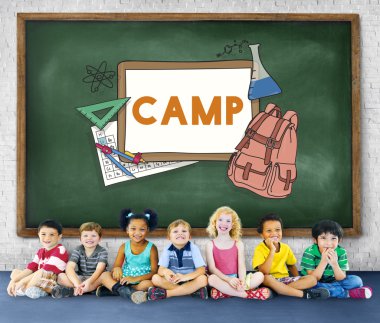 Çeşitlilik çocuk birlikte oturan