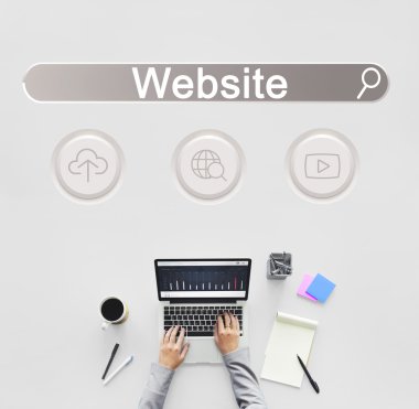 laptop ile çalışan kişi 