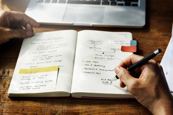 Mujer haciendo notas en el diario — Foto de Stock