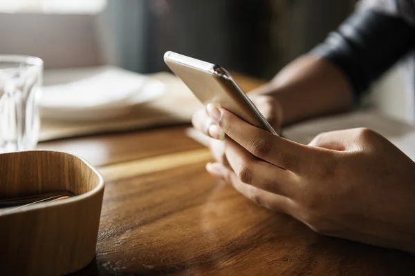 Kvinna med smart telefon i händer — Stockfoto