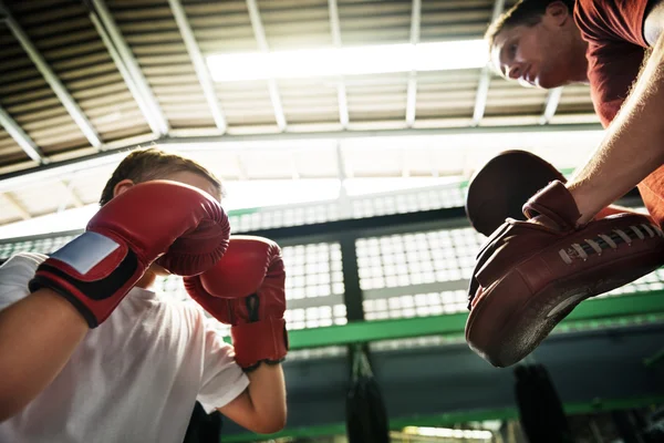 Учения по боксу для мальчиков — стоковое фото