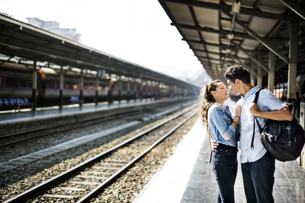 Fina brudparet reser med tåg — Stockfoto