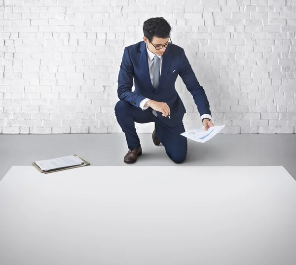 Junger Geschäftsmann klagt — Stockfoto