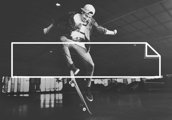 Jonge man rijden op skateboard — Stockfoto
