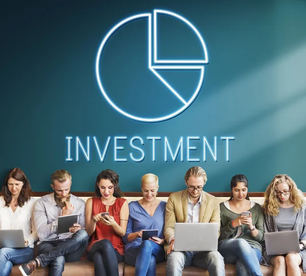 Menschen sitzen mit Geräten und Investitionen — Stockfoto