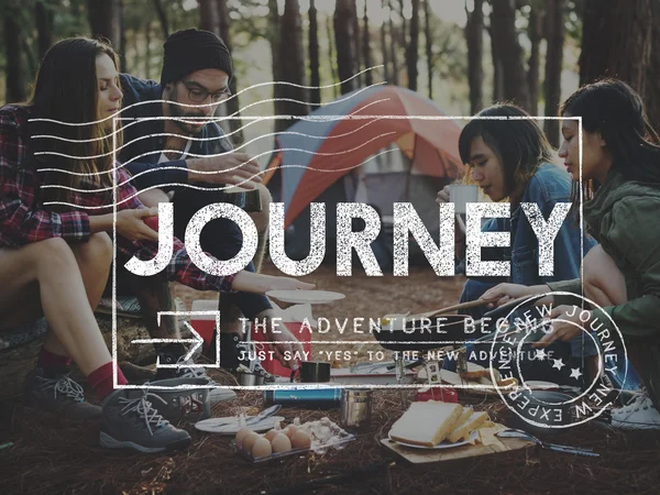 Amigos cocinando al aire libre en el bosque — Foto de Stock