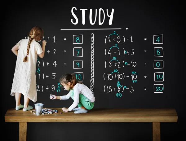 Leuke kleine meisjes op blackboard tekening — Stockfoto