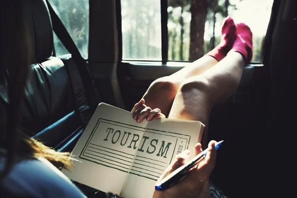 女人躺在车里，抱著日记 — 图库照片