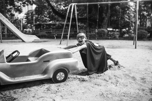 Rapazinho no parque infantil — Fotografia de Stock