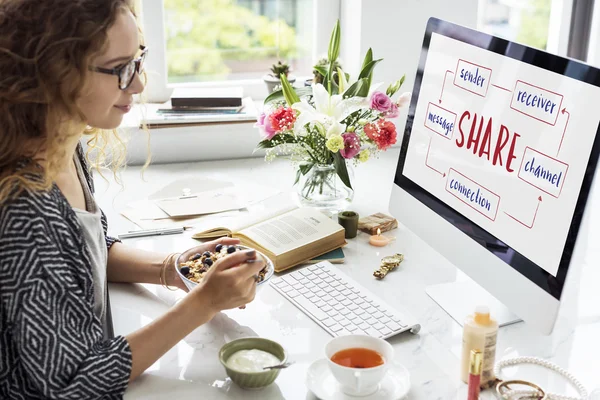 Jeune femme avec ordinateur au bureau — Photo