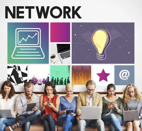 Folk sitter med enheter och nätverk — Stockfoto