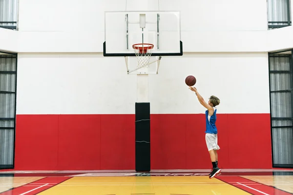 Ragazzo che gioca a basket — Foto Stock