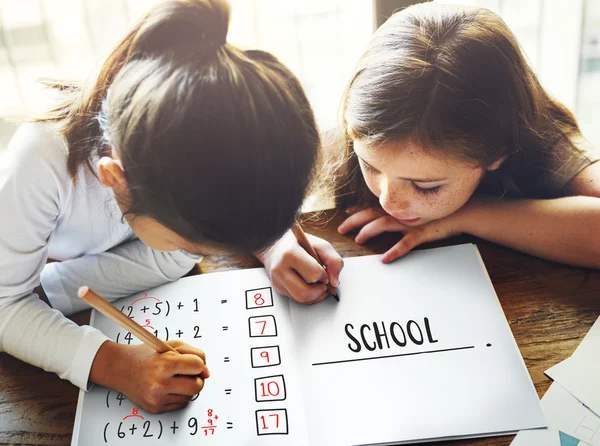 Meisjes tekening in het boek kleurplaten — Stockfoto