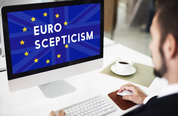 Компьютер со скептицизмом евро на мониторе — стоковое фото