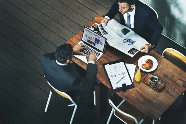 Ondernemers over bijeenkomst hebben discussie — Stockfoto