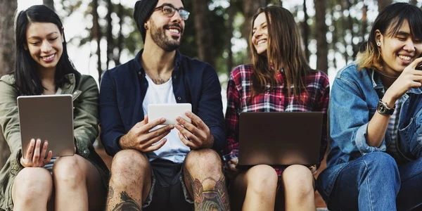 Amigos Camping al aire libre con tecnología — Foto de Stock