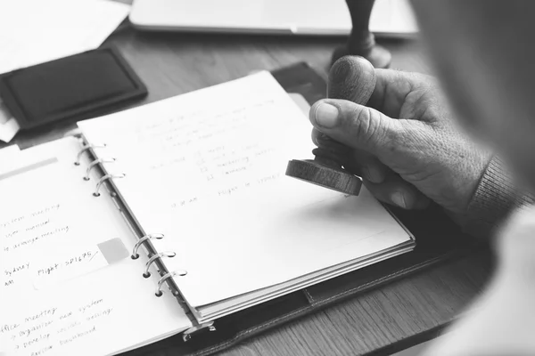 Man stempel zetten papieren notitieblok — Stockfoto