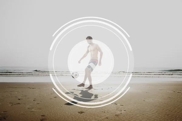 Чоловік у шортах для плавання Граючи футбол — стокове фото