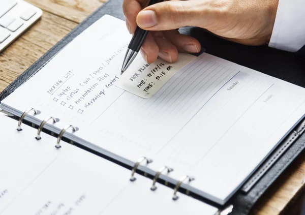 Hombre escribiendo notas — Foto de Stock