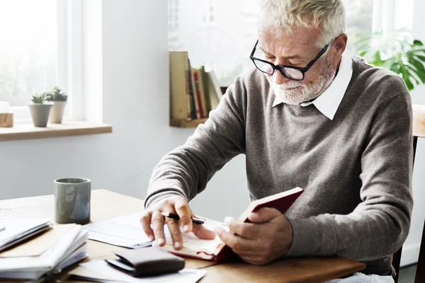 Hombre mayor escribiendo en el diario — Foto de Stock