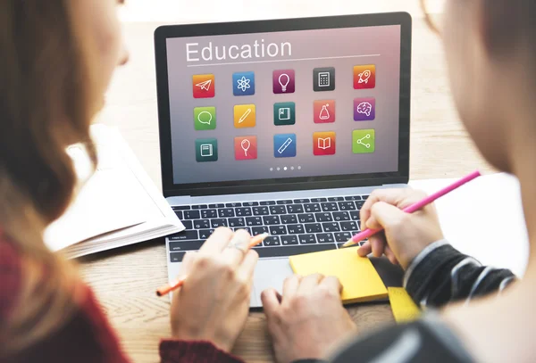 Mädchen arbeiten mit Laptop — Stockfoto