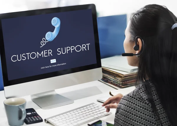 Affärskvinna arbetar på dator med kundsupport — Stockfoto