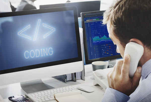 Hombre de negocios que trabaja en la computadora con codificación —  Fotos de Stock