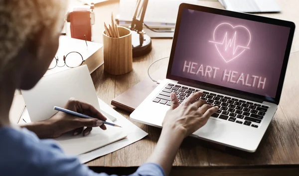 Mujer que trabaja en el ordenador portátil con salud — Foto de Stock