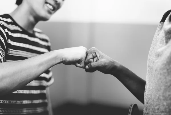 Adolescenti pugno urto — Foto Stock