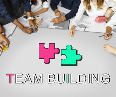 Öğrenciler üniversitede beyin fırtınası