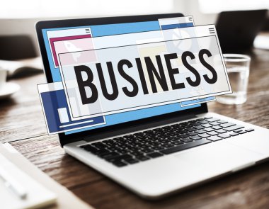 Laptop ahşap masada.