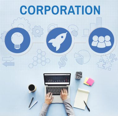 laptop ile çalışan kişi 