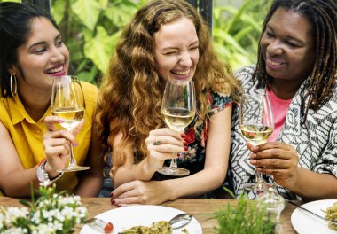 Arkadaşlar birlikte vakit geçiriyorlar.