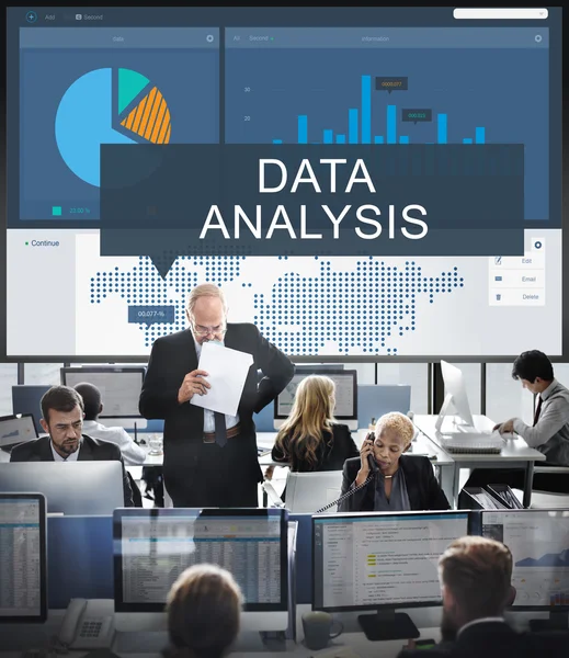 Pessoas de negócios trabalhando e análise de dados — Fotografia de Stock