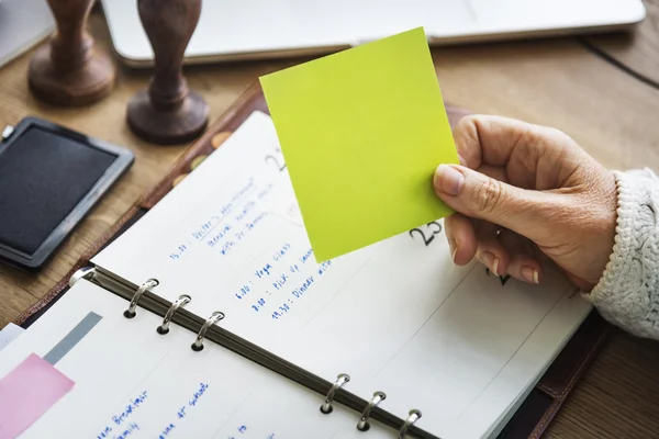 Person mit gelbem Stock-Schein — Stockfoto