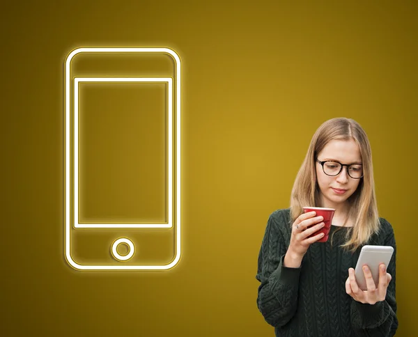 Menina com smartphone e copo vermelho — Fotografia de Stock