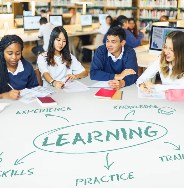 Estudiantes de diversidad en clase — Foto de Stock