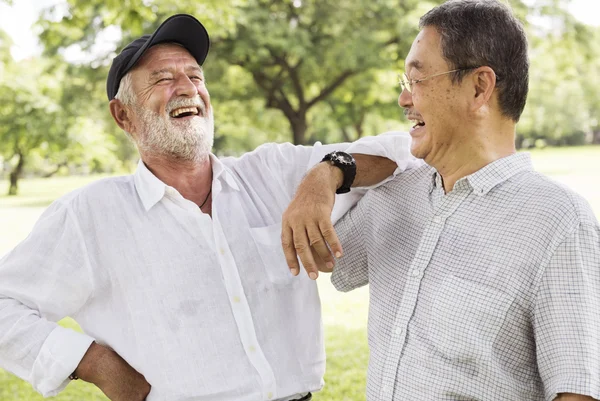 Senior vänner prata och skratta — Stockfoto