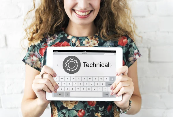 Mujer sosteniendo tableta digital — Foto de Stock