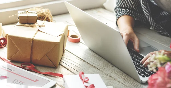 Vrouw werkt met laptop — Stockfoto