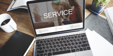 çalışma alanı tablo açılan laptop