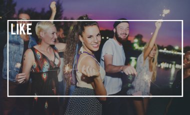 arkadaşlar gece partide eğleniyor