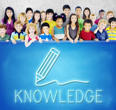 Gülümseyen şirin farklı çocuklar