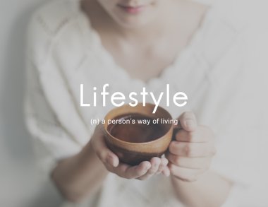 Çay bardağı ile Asya şirin kız